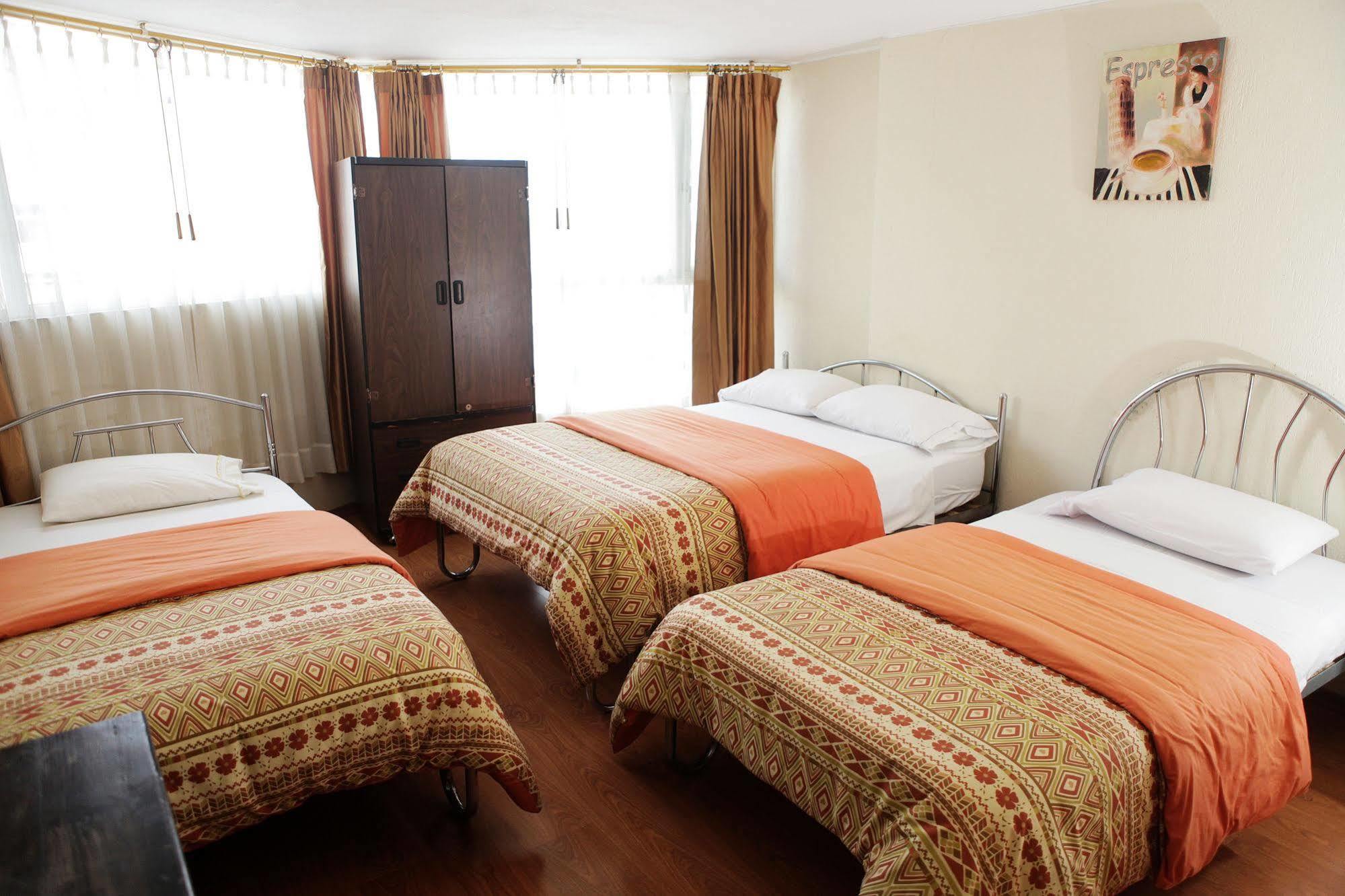 Hostal Capri Кито Екстериор снимка